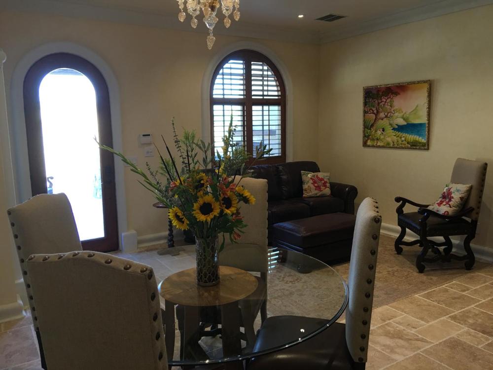 Deluxe Queen Suite interior